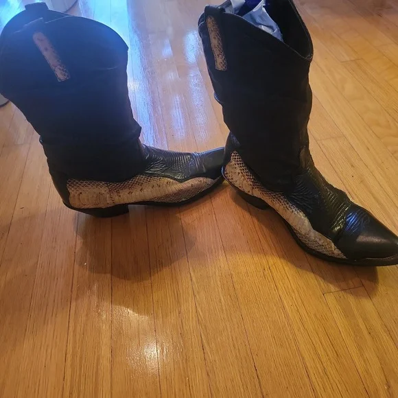 MEN SNAKE AND LEATHERBOOTS